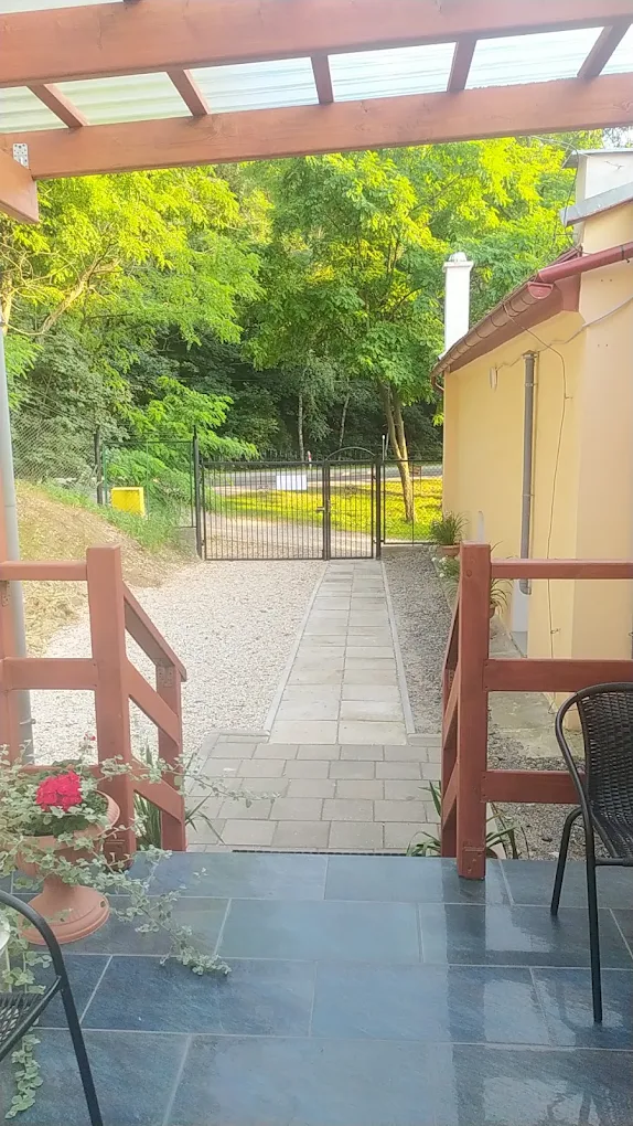 Zadaszony taras przy pokojach